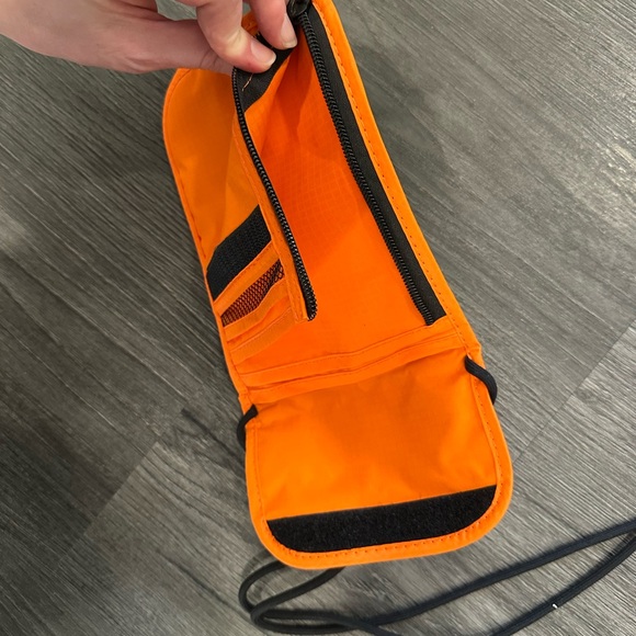 Orange concealable travel wallet - new and never used - Picture 4 of 6